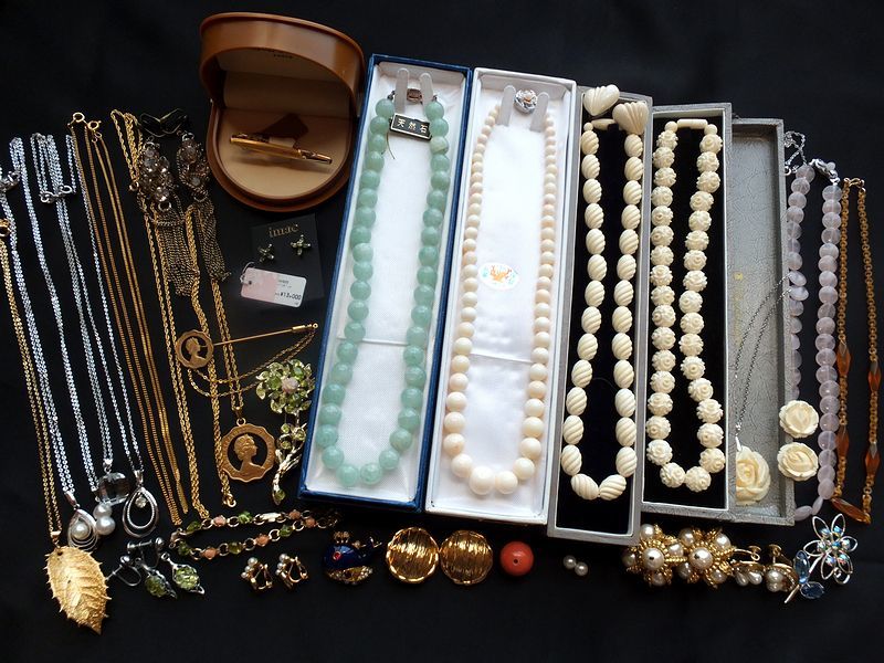 アクセサリー 等 まとめて 象牙風 珊瑚 鼈甲 真珠 天然石 他 ネックレス サンゴ玉 イヤリング 象牙調 箱付有 刻印 Vendome HP A&S silver 