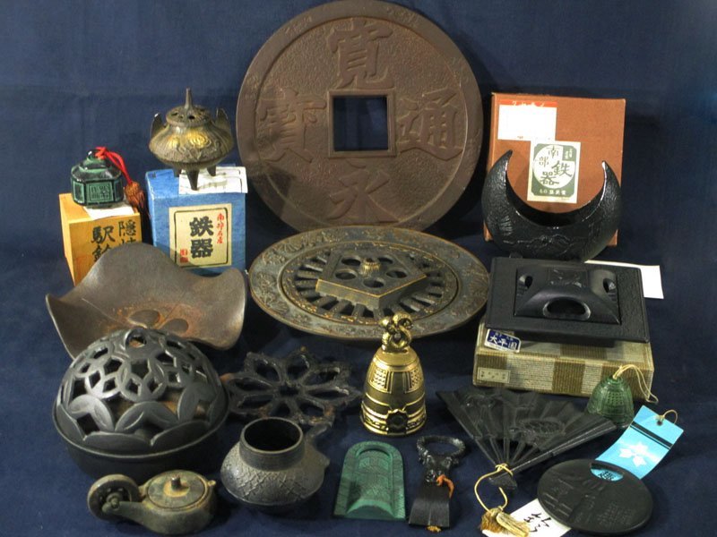 3483 南部鉄 等 鉄器 まとめて/鉄製 在銘 岩鋳 成栄堂 香炉 灰皿 風鈴 三日月水盤 剣山 駅鈴 鍋敷 壁掛 栓抜 等 古鉄 古玩 華道具 茶道具
