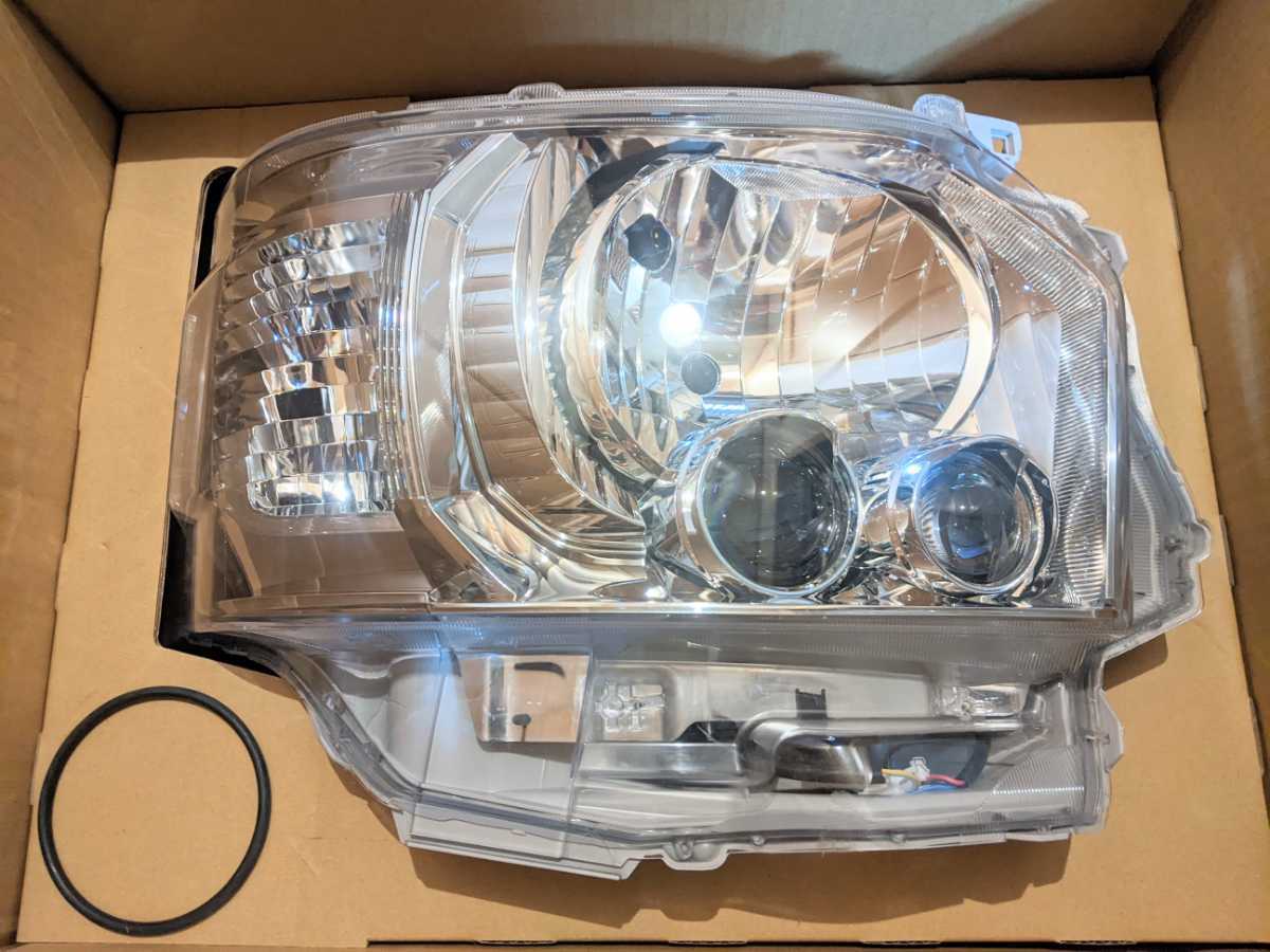 TOYOTAトヨタ純正ハイエース200系右ヘッドライト中古品 【公式通販】