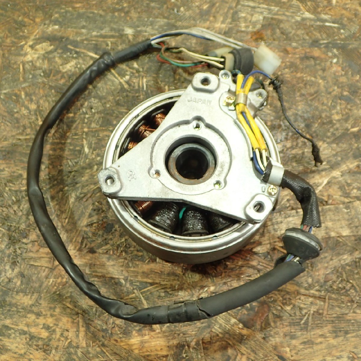 送料SサイズYAMAHA 29L-1492** RZ250R ジェネレーター フライ