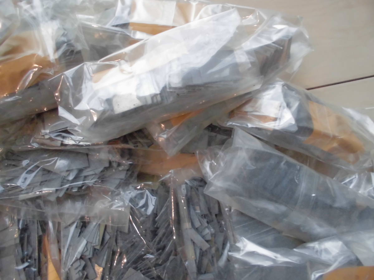 大量メタル込め物インテル活版印刷用スペーサー重量11.5ｋｇ古道具金属片活字仕切り金物部品大きさ各種様々調整プレートいろいろサイズ類 サラマ・プレス倶楽部：キットのご紹介 込め物・インテル・ファニチュア 2025年10月8日（水）立教大学図書館様所蔵 | 株式会社 資料保存器材