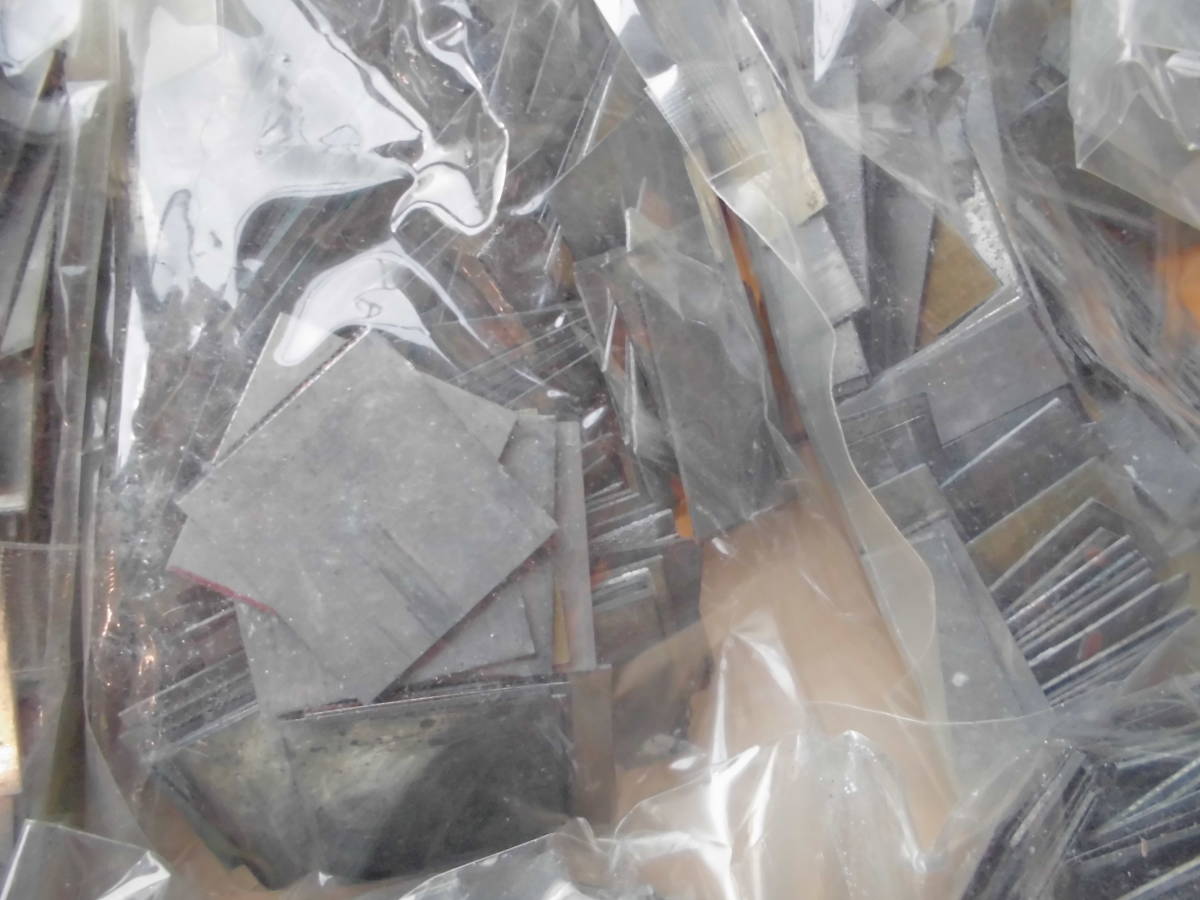 大量メタル込め物インテル活版印刷用スペーサー重量11.5ｋｇ古道具金属片活字仕切り金物部品大きさ各種様々調整プレートいろいろサイズ類 サラマ・プレス倶楽部：キットのご紹介 込め物・インテル・ファニチュア 2025年10月8日（水）立教大学図書館様所蔵 | 株式会社 資料保存器材