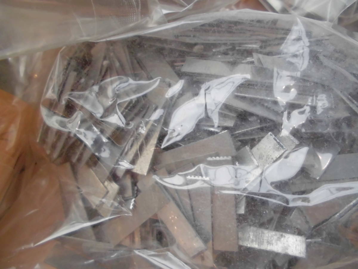 大量メタル込め物インテル活版印刷用スペーサー重量11.5ｋｇ古道具金属片活字仕切り金物部品大きさ各種様々調整プレートいろいろサイズ類 サラマ・プレス倶楽部：キットのご紹介 込め物・インテル・ファニチュア 2025年10月8日（水）立教大学図書館様所蔵 | 株式会社 資料保存器材