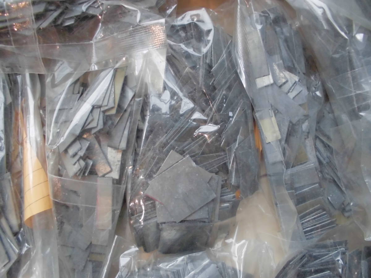 大量メタル込め物インテル活版印刷用スペーサー重量11.5ｋｇ古道具金属片活字仕切り金物部品大きさ各種様々調整プレートいろいろサイズ類 サラマ・プレス倶楽部：キットのご紹介 込め物・インテル・ファニチュア 2025年10月8日（水）立教大学図書館様所蔵 | 株式会社 資料保存器材