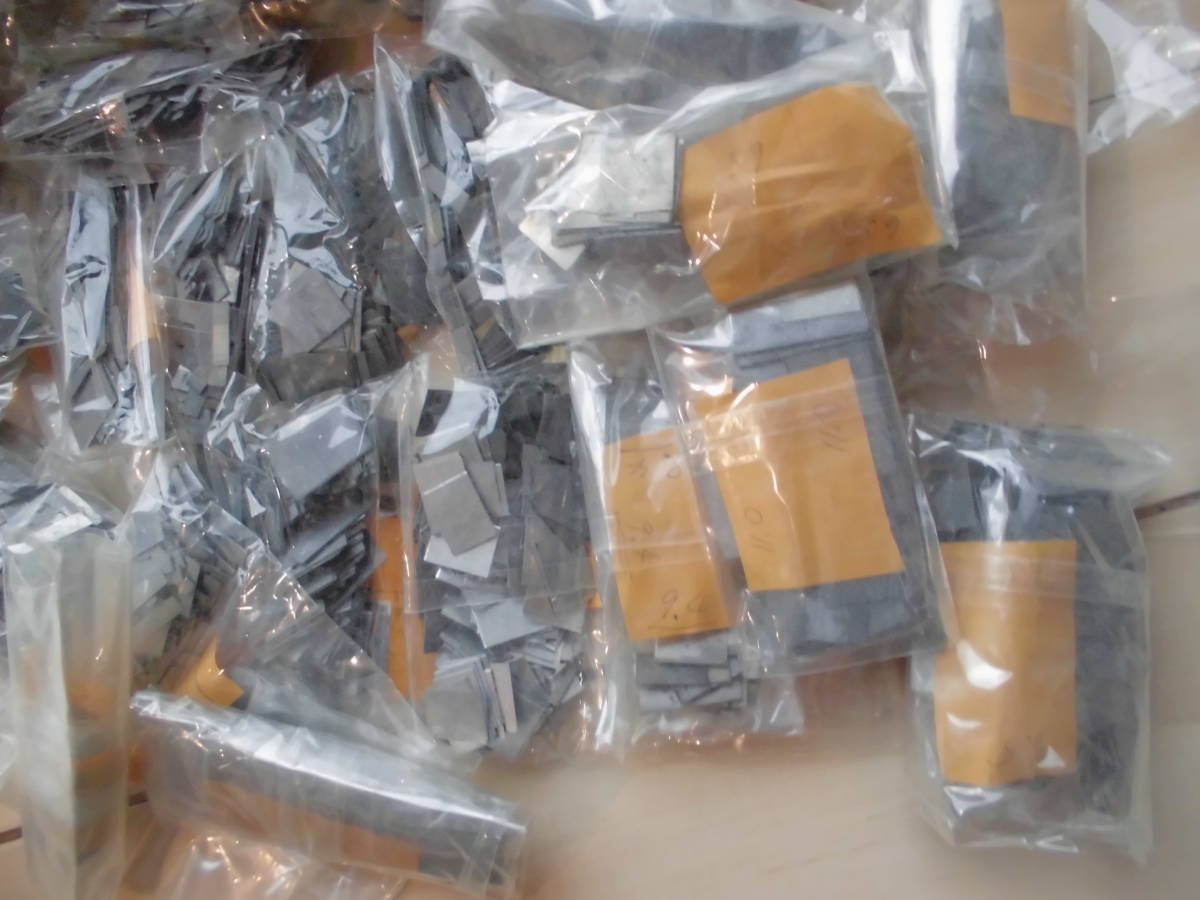 大量メタル込め物インテル活版印刷用スペーサー重量11.5ｋｇ古道具金属片活字仕切り金物部品大きさ各種様々調整プレートいろいろサイズ類 サラマ・プレス倶楽部：キットのご紹介 込め物・インテル・ファニチュア 2025年10月8日（水）立教大学図書館様所蔵 | 株式会社 資料保存器材