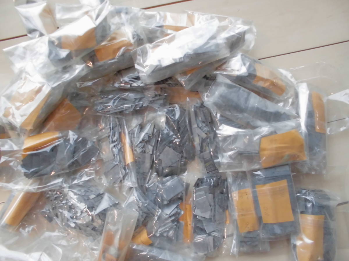 大量メタル込め物インテル活版印刷用スペーサー重量11.5ｋｇ古道具金属片活字仕切り金物部品大きさ各種様々調整プレートいろいろサイズ類 サラマ・プレス倶楽部：キットのご紹介 込め物・インテル・ファニチュア 2025年10月8日（水）立教大学図書館様所蔵 | 株式会社 資料保存器材