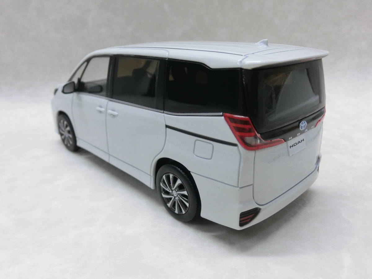 15931 トヨタ 新型ノア ホワイトパールクリスタルシャイン カラー
