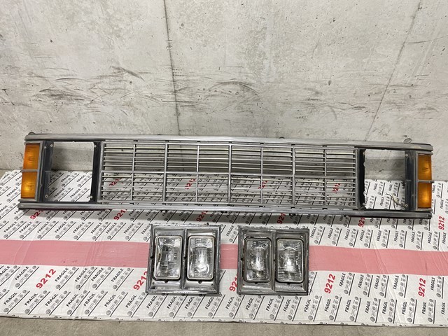 超希少 ダッジ ラムバン 250 フロントグリル ヘッドライト ライトリム RAM 1979モデル 角目 角グリル