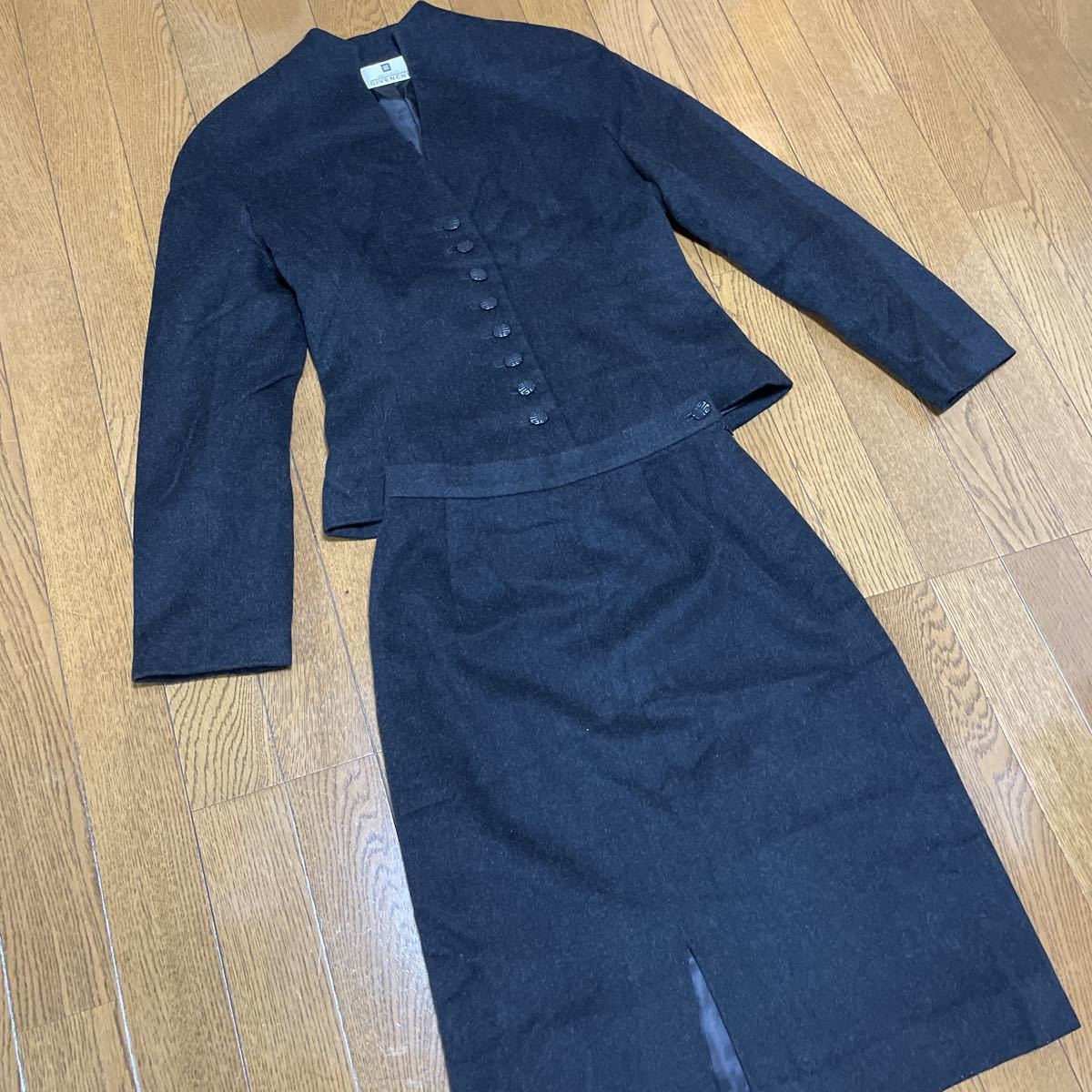 ジバンシィ GIVENCHY セットアップ シルク サイズ38 デザインボタン ジバンシー ノーカラージャケット 