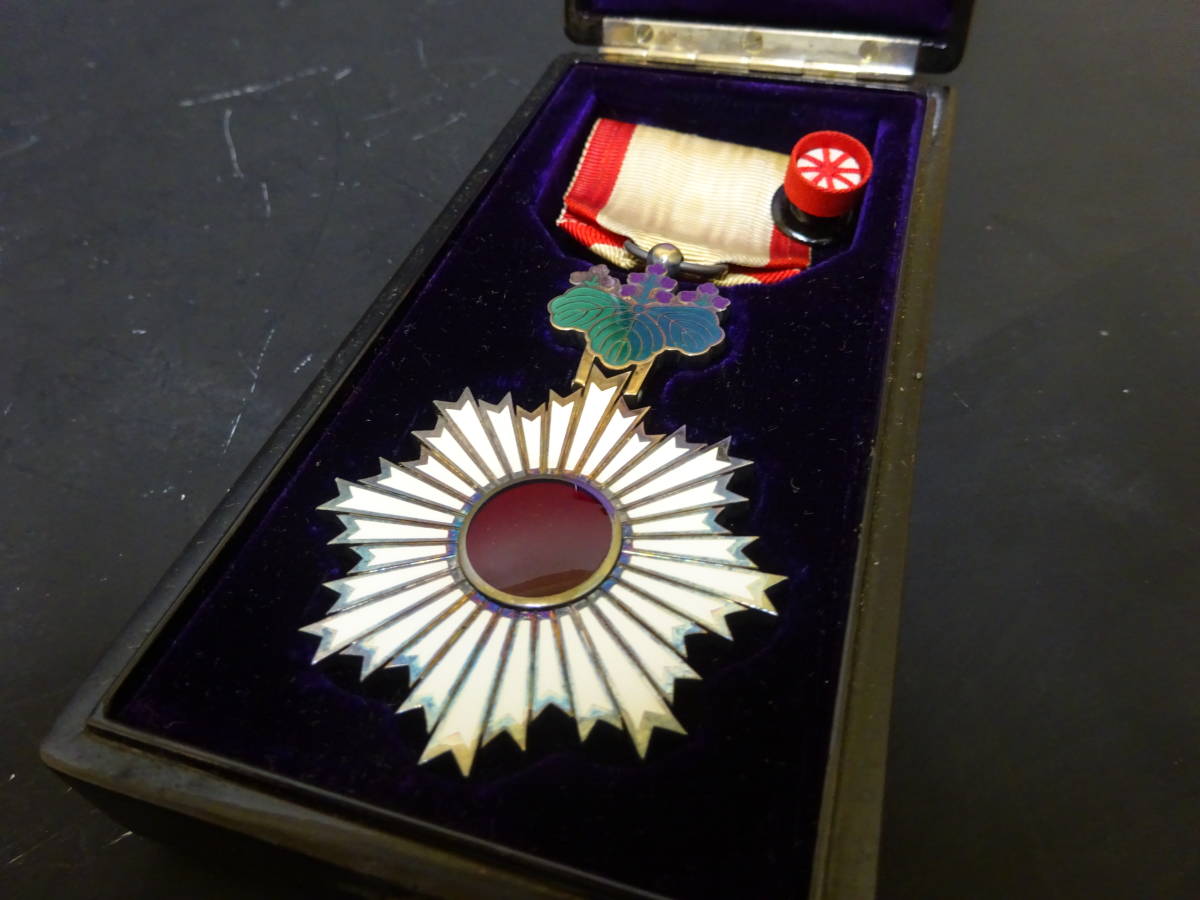 勲五等双光旭日章 旧日本軍 大日本帝国 勲章 徽章 紀章 略綬・ ケース付 勲五等双光旭日章 旧日本軍 大日本帝国 勲章 徽章 紀章
