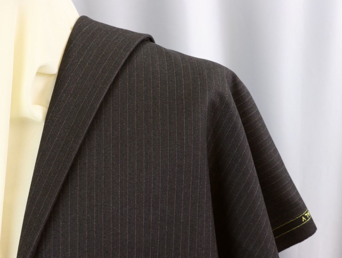 ■ゼニア人気シリーズ「トラベラー」焦げ茶風チャコールグレーにオールドストライプ・サキソニータイプで柔らかいのにシワに強い！