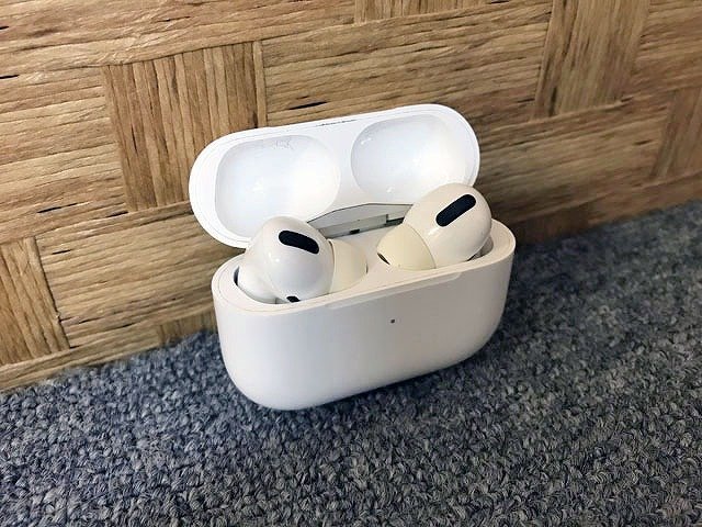 TNE67625相 Apple Air Pods Pro ワイヤレスイヤホン A2084 ジャンク品 直接お渡し歓迎