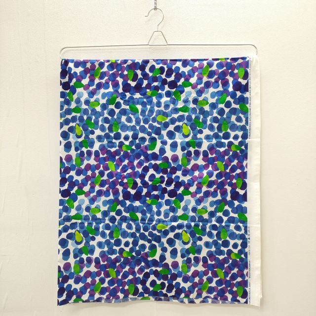 3-0221G▲ marimekko mustikkamaa 生地 ファブリック はぎれ 生地 青 白 マリメッコ 208991