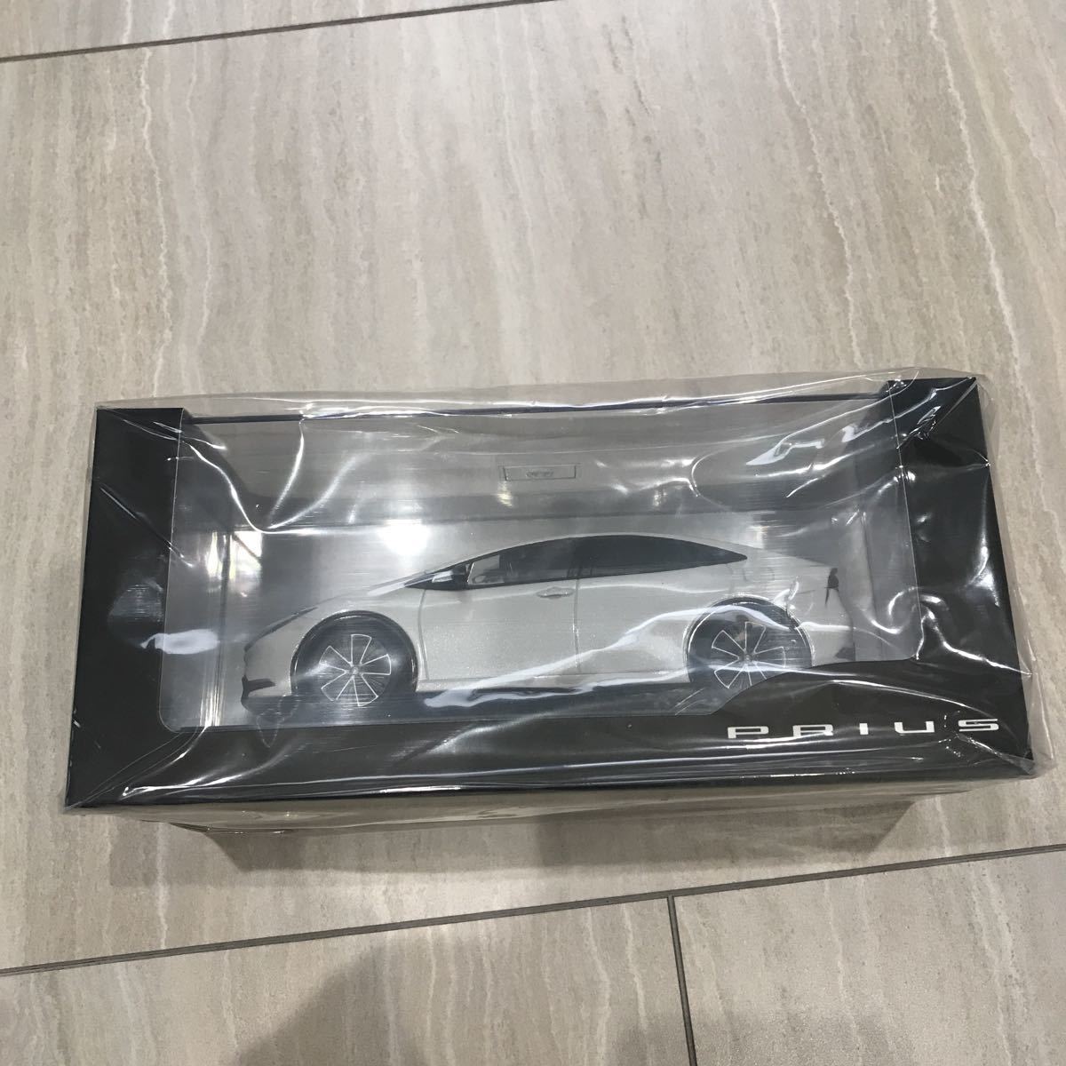 トヨタ 新型 プリウス ミニカー 1/30 プラチナホワイトパールマイカ