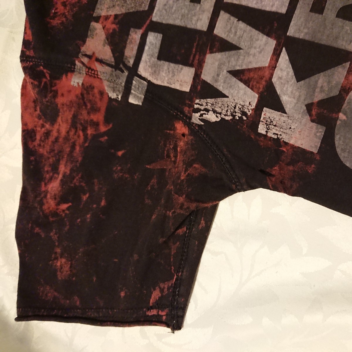 送料185円 難あり HN+DIE 黒×赤 ドクロ 英字 ブリーチ柄 半袖Tシャツ h