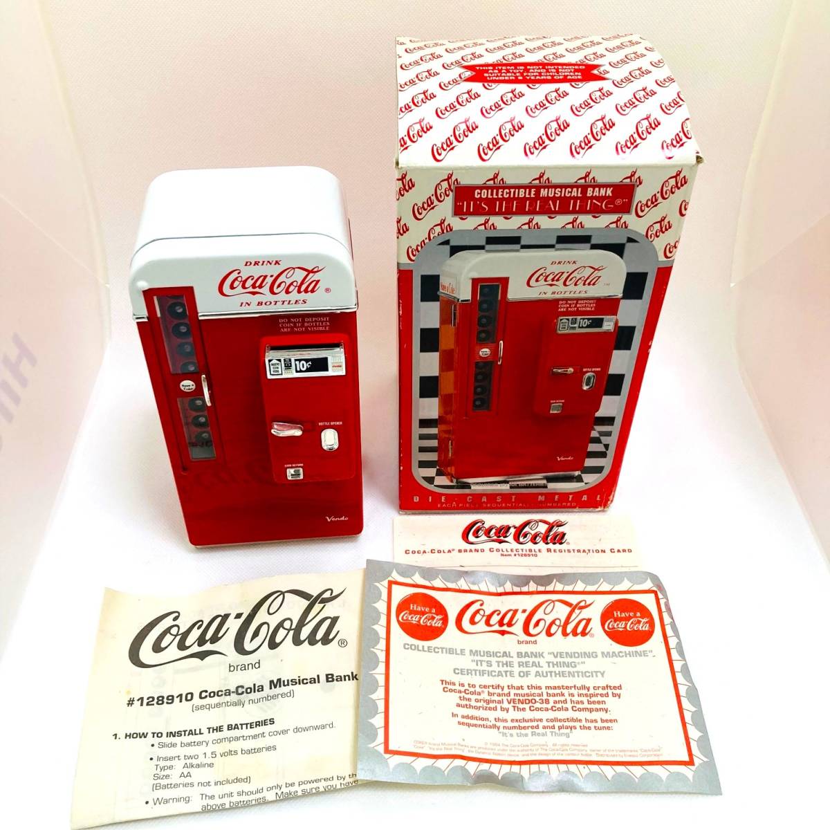 コカ・コーラ自動販売機型貯金箱ボックスとマグネットコレクション