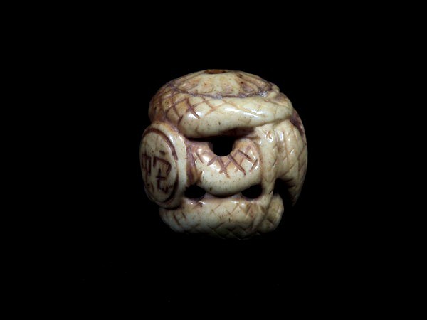 時代物/骨彫透かし蛇図根付/緒締玉/3cm/透かし彫り/十二支 巳図/提げ物
