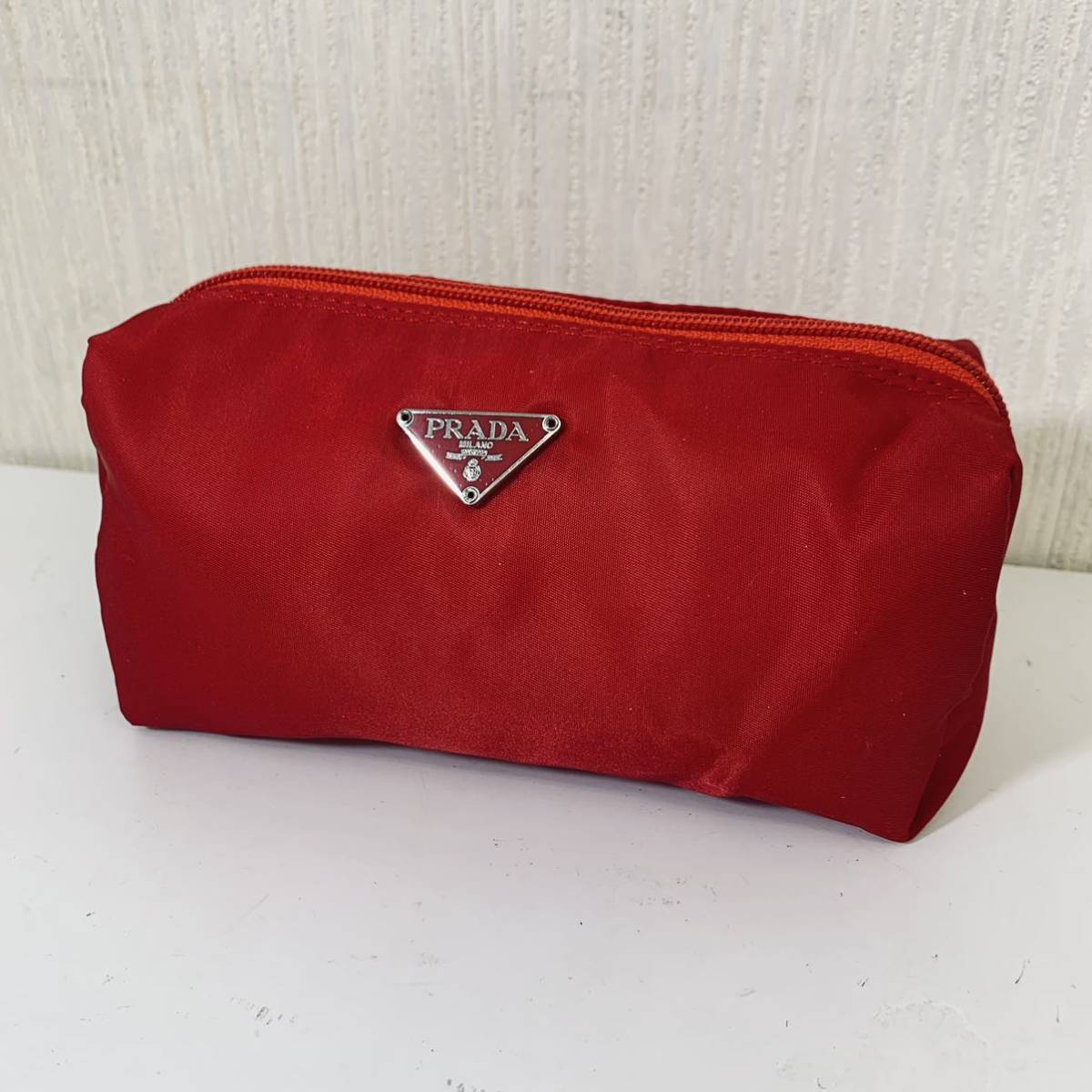PRADAプラダ 赤 サテン 巾着型ポーチ コスメ入れ　フラグメントケース PRADA プラダ ナイロン ポーチ 化粧ポーチ コスメポーチ 小物入れ