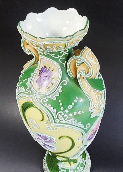 高さ28㎝ 里帰り オールドニッポン 一陳盛上薔薇菖蒲図紋大両耳飾壺 白