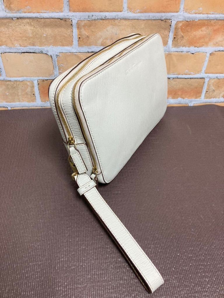 フェラガモ ロゴ型押し 白 本革 ダブルジップ クラッチバッグ セカンド