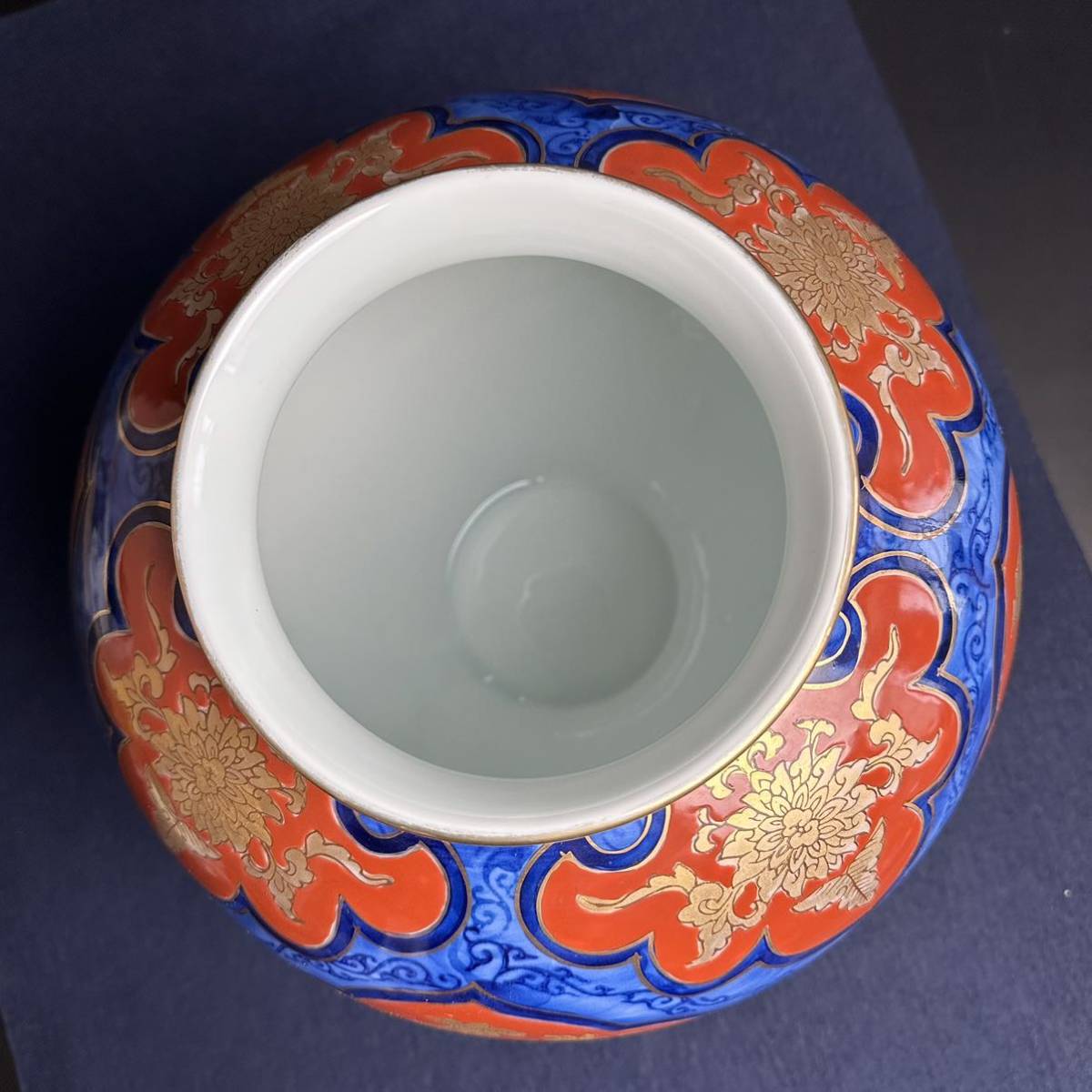 ⁄ 九谷焼 花瓶 花器 壺 金彩 翠穂作 貫入 | 金彩上絵椿文様