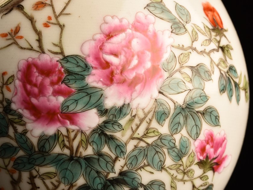 中国古美術⁄粉彩纏枝花鳥紋瓶⁄ (底款:乾隆年製)