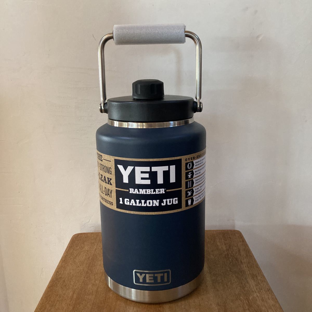 【新品未使用】YETI イエティ ランブラー 1ガロン　ジャグ　JUG RAMBLER ネイビー　キャンプ　アウトドア　スポーツ　大容量 Bottle 水筒