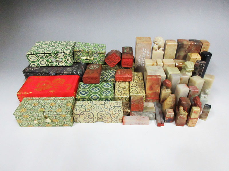 ☆Z169 【印材】 まとめて 57点 総重量（約）2.5ｋｇ 在銘 支那箱 天然石 木製 寿山石 芙蓉石 鶏血石 書道具 文房四宝 印鑑 中国古玩 唐物