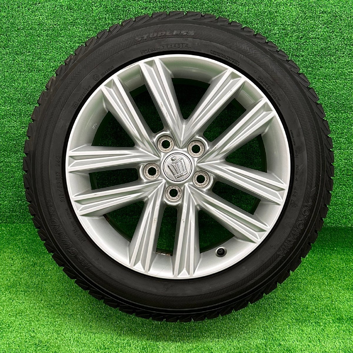 トヨタクラウンハイブリッドスタッドレスタイヤ純正ホイル付215/55R17 