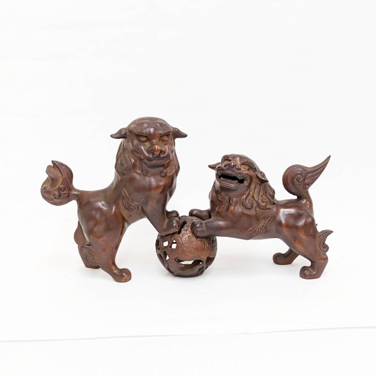 玉乗り 獅子 置物　狛犬 シーサー 金属製 台付き 唐獅子置物 獅子 狛犬 玉乗り 金属製 オブジェ 長期保管品 シーサー