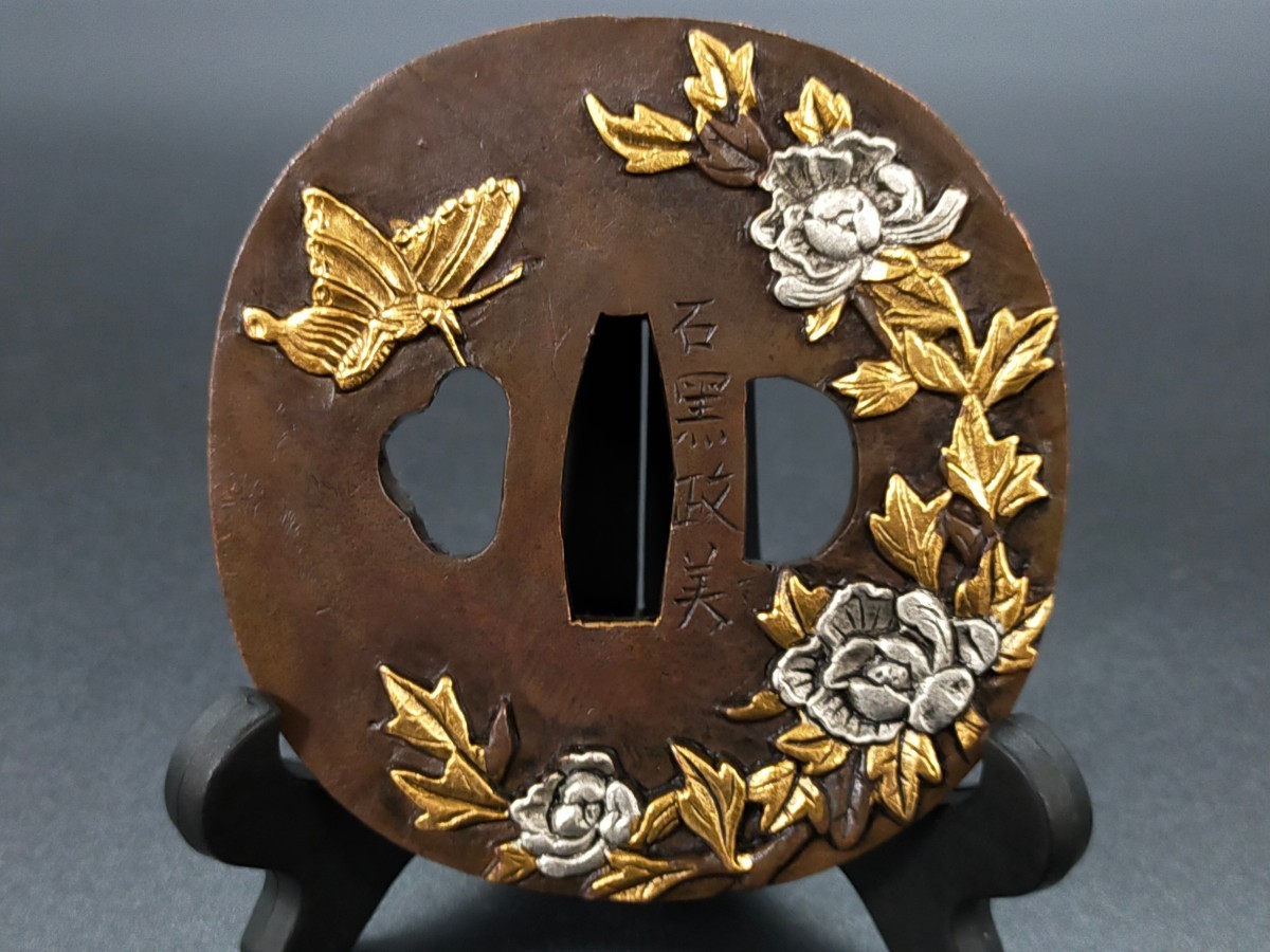 Q6825　刀鍔　花蝶の図　銅地　絵金銀　日本刀装具　刀剣美術　鍔　つば　鐔　刀鐔　刀の鍔　163G