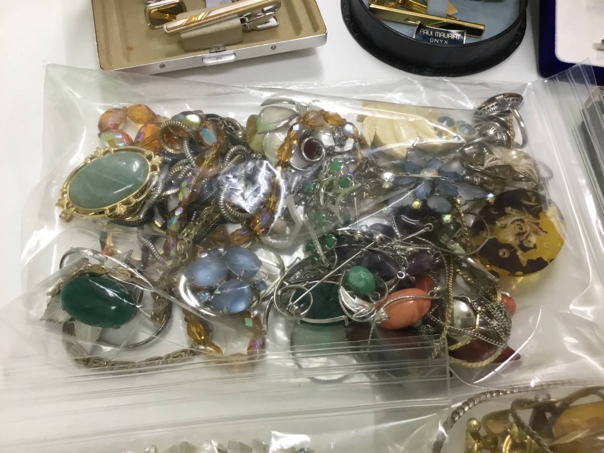 【T】【7398他】【メッキアクセサリーまとめ】イミテーションパール　リング　ネックレス　ブローチ　タイピン＆カフス　ピンバッジ　他