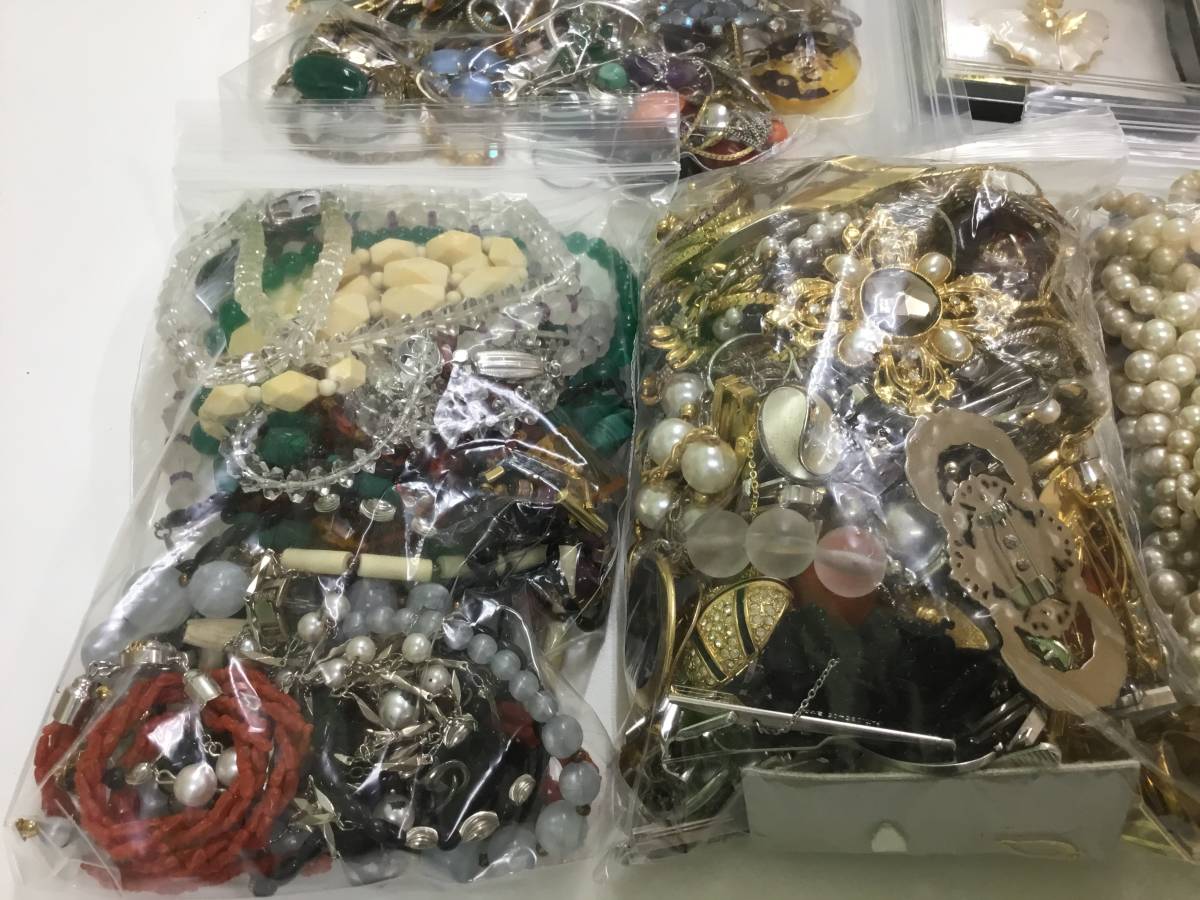 5kg イミテーション　まとめ　アクセサリー　メッキ　パール　お宝　③　遺品 WA0601.3-6-aMY】メッキ イミテーション まとめ 金杯 置物 パール 色石