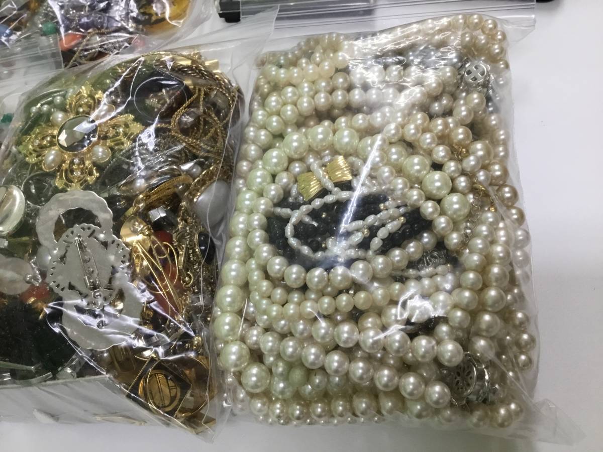 【T】【7398他】【メッキアクセサリーまとめ】イミテーションパール　リング　ネックレス　ブローチ　タイピン＆カフス　ピンバッジ　他