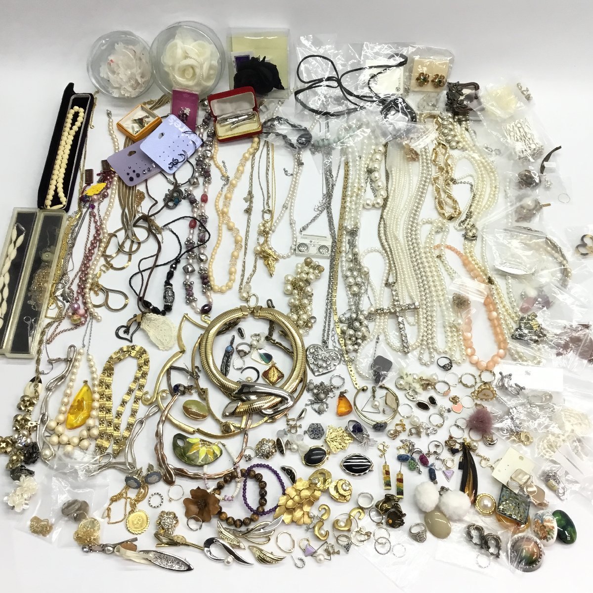 □大量アクセサリー まとめ売り3.7Kg ネックレス 指輪 リング ピアス 