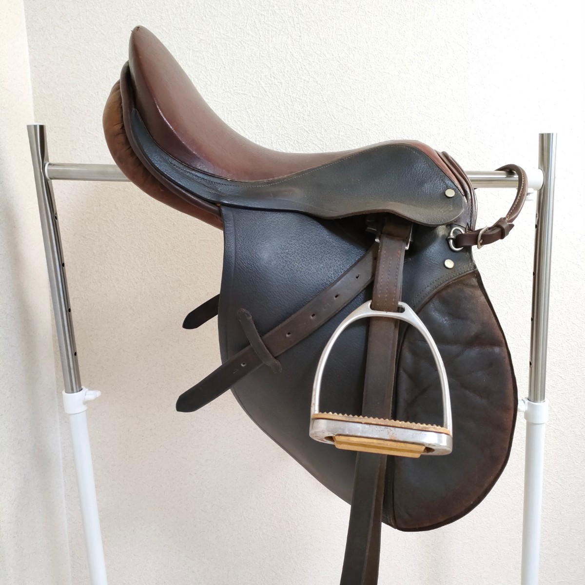Zilco/乗馬用鞍/ステンレス製鐙と鐙革付き/総合鞍/馬場鞍/馬術/馬具