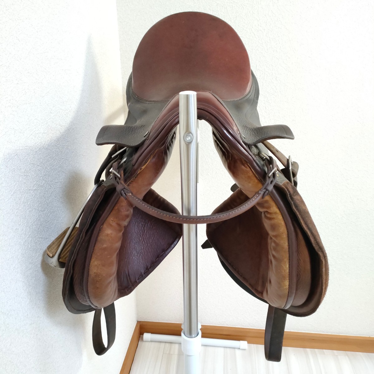 Zilco/乗馬用鞍/ステンレス製鐙と鐙革付き/総合鞍/馬場鞍/馬術/馬具
