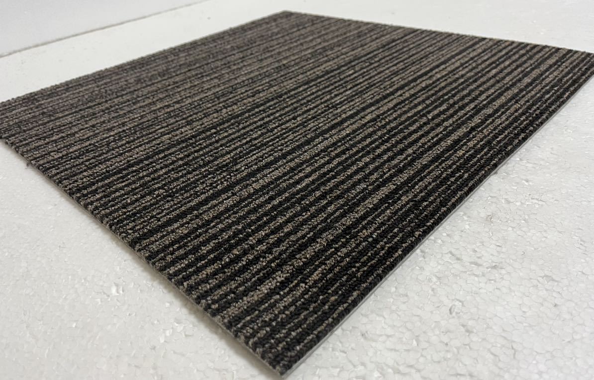 新品.未使用の高級なタイルカーペット　　　　　　　　(日本製) 50×50 100枚　ブラウンストライプ　100円スタート！売り切り！maronD3-23
