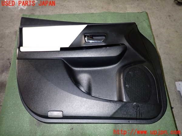 2UPJ-95741264]プリウスα(ZVW41W)左前ドア内張り 中古