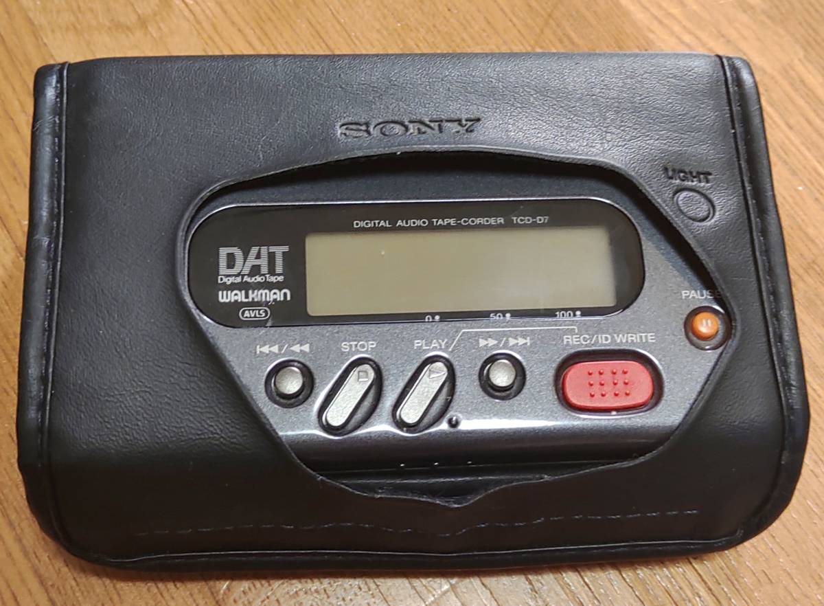 SONY DAT ウォークマン TCD-D7 ケース付き 通電OK 動作不明 昭和 SONY DAT ウォークマン TCD-D7 ケース付き 通電OK 動作不明 昭和