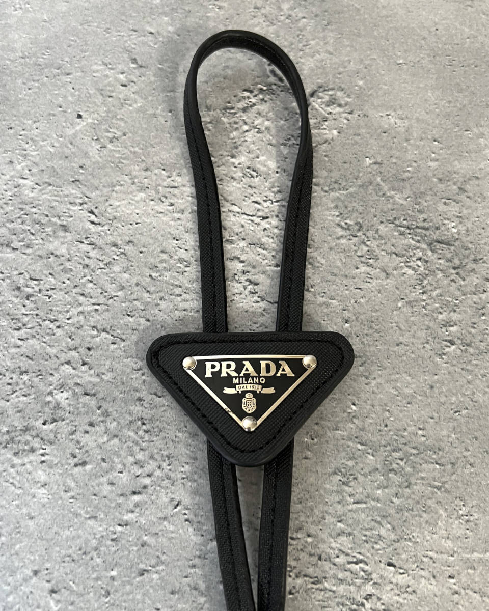 プラダ  2IC129 トライアングルロゴプレートループタイ メンズ PRADA（プラダ） ボロタイ 2IC129 038 メンズ トライアングルロゴ