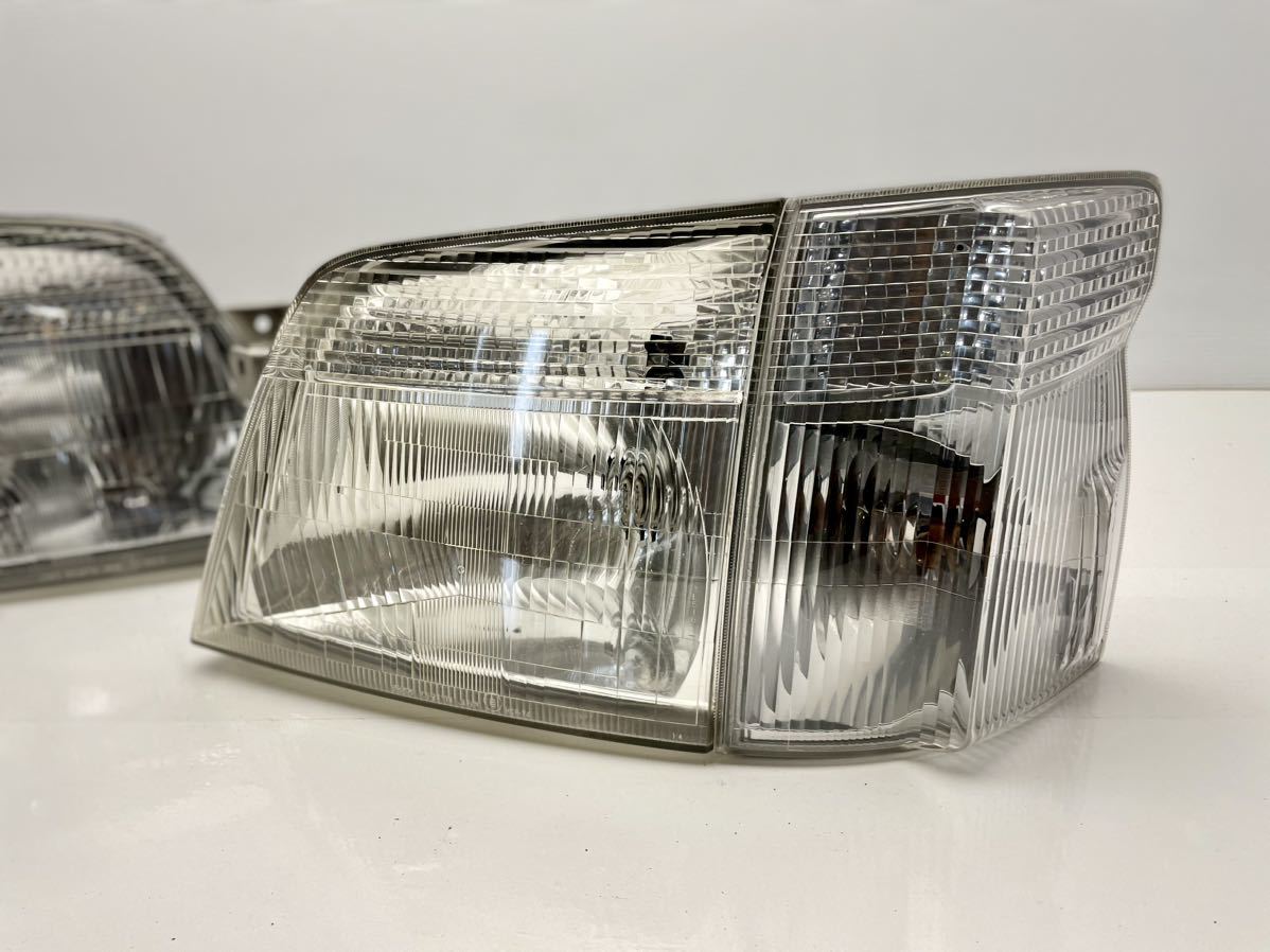 E25 キャラバン 左ヘッドライト Koito 100-24774 未使用品 日産 E25 キャラバン 前期 ヘッドライト 左右セット ハロゲン 純正品
