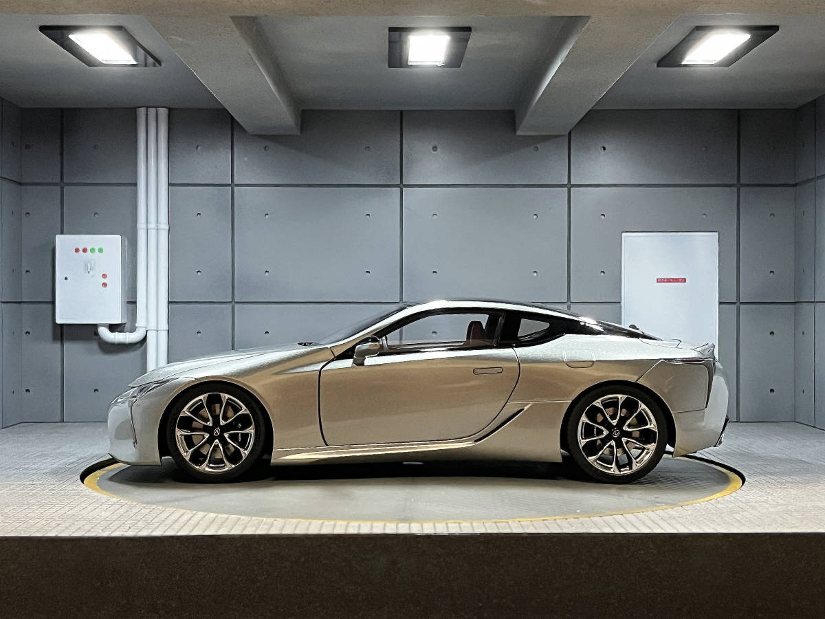 AUTO art 1/18 LEXUS LC500 SONIC TITANIUM / DARK ROSE INTERIOR