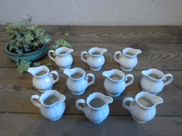 ユX0127◆⑦10個セット◆可愛いデザインのレトロな白磁のミルクピッチャー◆陶磁器 食器皿 雑貨屋 キッチン用品 ポット ヴィンテージS笹4
