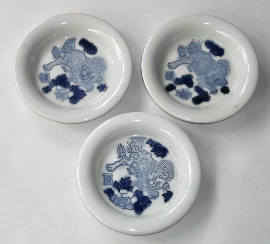 戦前 磁器 小皿 唐獅子 牡丹 3枚 染付 型押し 印判 豆皿 狛犬 明治 