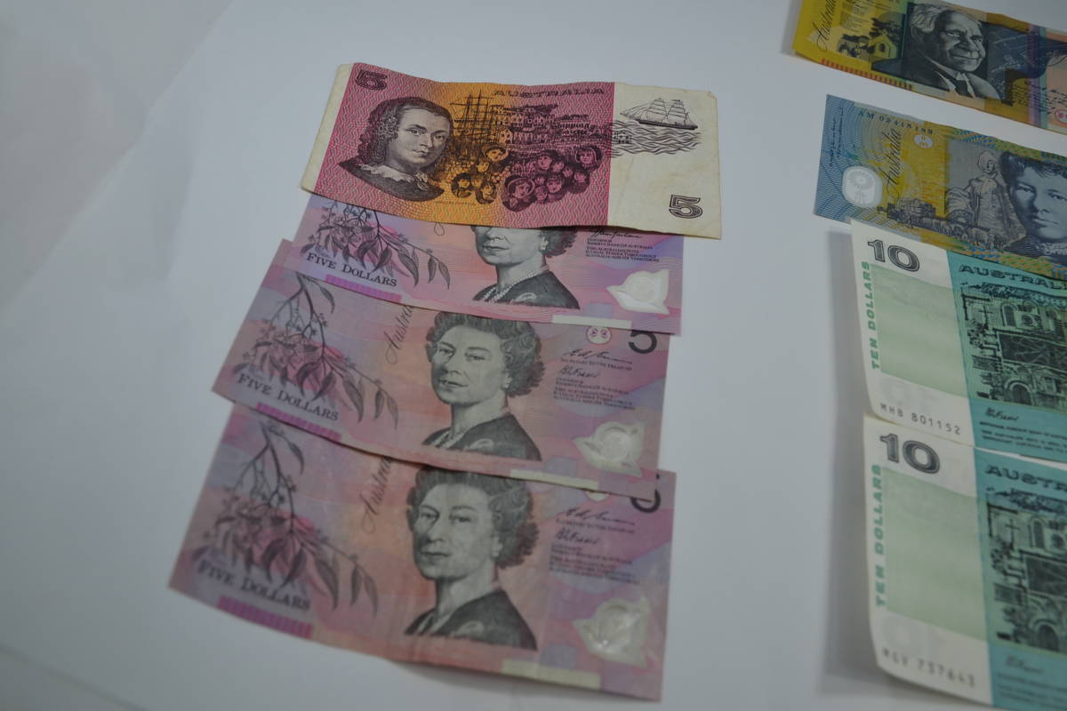 身辺整理・オーストラリア新旧紙幣１３枚額面１８０ドル