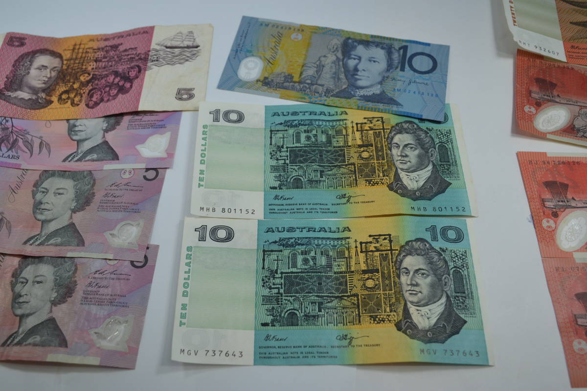 身辺整理・オーストラリア新旧紙幣１３枚額面１８０ドル