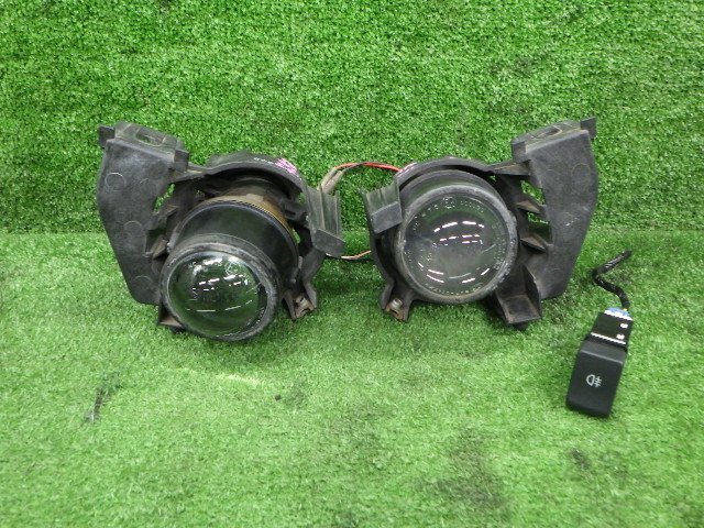 # 社外品?? H17年 フォレスター SG5 D型 2.0XS プロジェクター フォグ ランプ 左右 セット スイッチ付 000130 中古 [05018146]