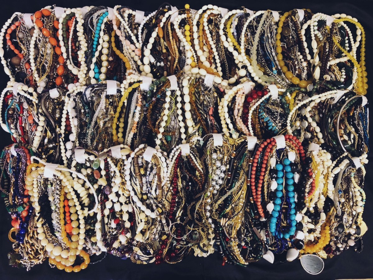 豪華!!超大量!!ボリュームネックレス700本!!24.8Kg以上セット!!カラーストーン・ラインストーン等色々☆ジャンクほぼ無し☆同梱不可★