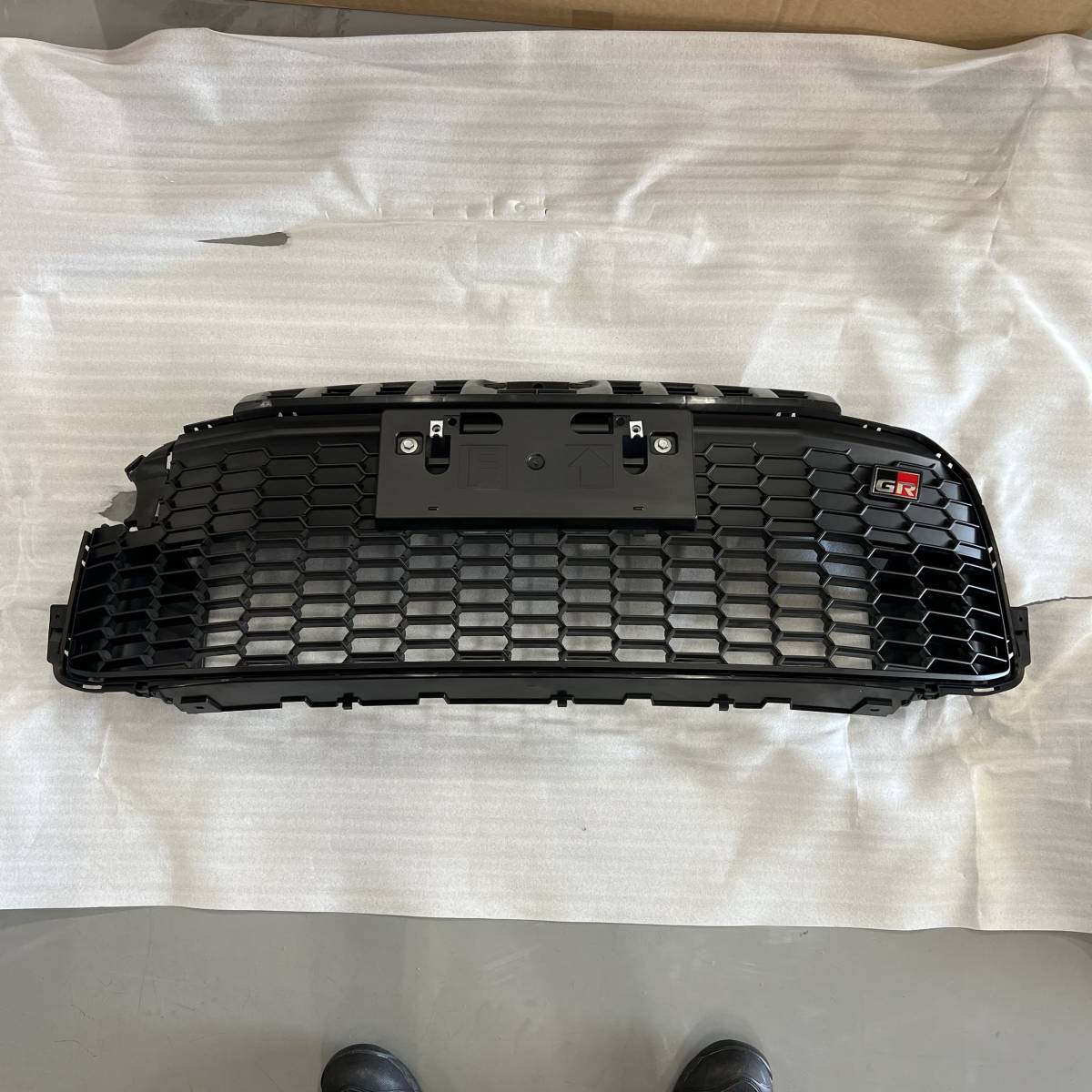 新車外し　美品　純正　GR86 ZN8　フロントグリル　ナンバーステー付き